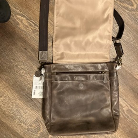 GUN TOTE'N MAMAS Brown leather concealed carry messenger bag - Picture 3 of 9